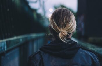 Damska odzież wierzchnia na lato — na jakie ubrania warto zwrócić uwagę?