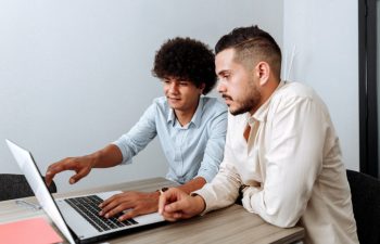 Czy w pracy powinniśmy szukać przyjaźni?