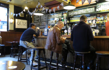 Aranżacja wnętrza pubu – jakie meble powinny się w nim znaleźć?